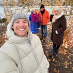 Enzo Knol Instagram - Deze foto’s & filmpjes laten zien hoe close ik ben met mijn opa & oma. En met hoeveel plezier ik van kleins af aan tot nu mijn 30e langs ben gegaan. En ook zeker zal blijven doen. Alleen dan zonder opa. En dat doet zoveel pijn. Want het is ook zo snel gegaan. Gelukkig nog de kans gekregen om je meerdere keren te zien en mooie gesprekken te voeren, en zelfs nog te kunnen lachen. Zonder opa was er geen Enzo Knol, zonder opa was ik al lang verloren. Jij bent er altijd voor mij geweest en ik heb geprobeerd om zoveel mogelijk liefde terug te geven. Wat hebben we veel moois meegemaakt de afgelopen jaren. Ik hield je altijd op de hoogte van wat ik aan het doen was. En dan kreeg ik vaak als reactie terug dat je zo trots op me was en dat jij je verheugde om mij weer te zien in het mooie Assen. Samen met Myron natuurlijk. En daar verheugde wij ons ook op. Opa, je zal enorm gemist worden, door familie, vrienden, en ook zeker alle fans die gek op jou zijn geworden door alle YouTube jaren heen. Rust zacht ❤️