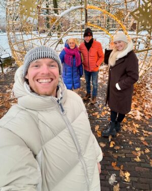 Enzo Knol Instagram - Deze foto’s & filmpjes laten zien hoe close ik ben met mijn opa & oma. En met hoeveel plezier ik van kleins af aan tot nu mijn 30e langs ben gegaan. En ook zeker zal blijven doen. Alleen dan zonder opa. En dat doet zoveel pijn. Want het is ook zo snel gegaan. Gelukkig nog de kans gekregen om je meerdere keren te zien en mooie gesprekken te voeren, en zelfs nog te kunnen lachen. Zonder opa was er geen Enzo Knol, zonder opa was ik al lang verloren. Jij bent er altijd voor mij geweest en ik heb geprobeerd om zoveel mogelijk liefde terug te geven. Wat hebben we veel moois meegemaakt de afgelopen jaren. Ik hield je altijd op de hoogte van wat ik aan het doen was. En dan kreeg ik vaak als reactie terug dat je zo trots op me was en dat jij je verheugde om mij weer te zien in het mooie Assen. Samen met Myron natuurlijk. En daar verheugde wij ons ook op. Opa, je zal enorm gemist worden, door familie, vrienden, en ook zeker alle fans die gek op jou zijn geworden door alle YouTube jaren heen. Rust zacht ❤️