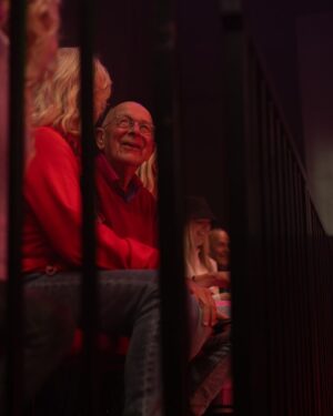 Enzo Knol Instagram - Deze foto’s & filmpjes laten zien hoe close ik ben met mijn opa & oma. En met hoeveel plezier ik van kleins af aan tot nu mijn 30e langs ben gegaan. En ook zeker zal blijven doen. Alleen dan zonder opa. En dat doet zoveel pijn. Want het is ook zo snel gegaan. Gelukkig nog de kans gekregen om je meerdere keren te zien en mooie gesprekken te voeren, en zelfs nog te kunnen lachen. Zonder opa was er geen Enzo Knol, zonder opa was ik al lang verloren. Jij bent er altijd voor mij geweest en ik heb geprobeerd om zoveel mogelijk liefde terug te geven. Wat hebben we veel moois meegemaakt de afgelopen jaren. Ik hield je altijd op de hoogte van wat ik aan het doen was. En dan kreeg ik vaak als reactie terug dat je zo trots op me was en dat jij je verheugde om mij weer te zien in het mooie Assen. Samen met Myron natuurlijk. En daar verheugde wij ons ook op. Opa, je zal enorm gemist worden, door familie, vrienden, en ook zeker alle fans die gek op jou zijn geworden door alle YouTube jaren heen. Rust zacht ❤️