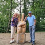 Enzo Knol Instagram - Deze foto’s & filmpjes laten zien hoe close ik ben met mijn opa & oma. En met hoeveel plezier ik van kleins af aan tot nu mijn 30e langs ben gegaan. En ook zeker zal blijven doen. Alleen dan zonder opa. En dat doet zoveel pijn. Want het is ook zo snel gegaan. Gelukkig nog de kans gekregen om je meerdere keren te zien en mooie gesprekken te voeren, en zelfs nog te kunnen lachen. Zonder opa was er geen Enzo Knol, zonder opa was ik al lang verloren. Jij bent er altijd voor mij geweest en ik heb geprobeerd om zoveel mogelijk liefde terug te geven. Wat hebben we veel moois meegemaakt de afgelopen jaren. Ik hield je altijd op de hoogte van wat ik aan het doen was. En dan kreeg ik vaak als reactie terug dat je zo trots op me was en dat jij je verheugde om mij weer te zien in het mooie Assen. Samen met Myron natuurlijk. En daar verheugde wij ons ook op. Opa, je zal enorm gemist worden, door familie, vrienden, en ook zeker alle fans die gek op jou zijn geworden door alle YouTube jaren heen. Rust zacht ❤️