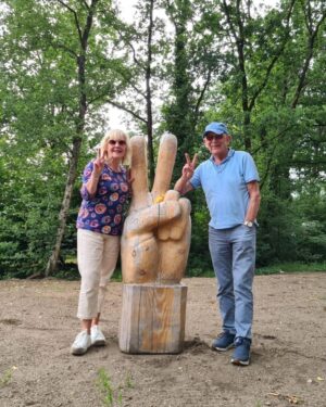 Enzo Knol Instagram - Deze foto’s & filmpjes laten zien hoe close ik ben met mijn opa & oma. En met hoeveel plezier ik van kleins af aan tot nu mijn 30e langs ben gegaan. En ook zeker zal blijven doen. Alleen dan zonder opa. En dat doet zoveel pijn. Want het is ook zo snel gegaan. Gelukkig nog de kans gekregen om je meerdere keren te zien en mooie gesprekken te voeren, en zelfs nog te kunnen lachen. Zonder opa was er geen Enzo Knol, zonder opa was ik al lang verloren. Jij bent er altijd voor mij geweest en ik heb geprobeerd om zoveel mogelijk liefde terug te geven. Wat hebben we veel moois meegemaakt de afgelopen jaren. Ik hield je altijd op de hoogte van wat ik aan het doen was. En dan kreeg ik vaak als reactie terug dat je zo trots op me was en dat jij je verheugde om mij weer te zien in het mooie Assen. Samen met Myron natuurlijk. En daar verheugde wij ons ook op. Opa, je zal enorm gemist worden, door familie, vrienden, en ook zeker alle fans die gek op jou zijn geworden door alle YouTube jaren heen. Rust zacht ❤️