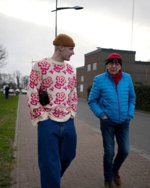 Enzo Knol Instagram - Deze foto’s & filmpjes laten zien hoe close ik ben met mijn opa & oma. En met hoeveel plezier ik van kleins af aan tot nu mijn 30e langs ben gegaan. En ook zeker zal blijven doen. Alleen dan zonder opa. En dat doet zoveel pijn. Want het is ook zo snel gegaan. Gelukkig nog de kans gekregen om je meerdere keren te zien en mooie gesprekken te voeren, en zelfs nog te kunnen lachen. Zonder opa was er geen Enzo Knol, zonder opa was ik al lang verloren. Jij bent er altijd voor mij geweest en ik heb geprobeerd om zoveel mogelijk liefde terug te geven. Wat hebben we veel moois meegemaakt de afgelopen jaren. Ik hield je altijd op de hoogte van wat ik aan het doen was. En dan kreeg ik vaak als reactie terug dat je zo trots op me was en dat jij je verheugde om mij weer te zien in het mooie Assen. Samen met Myron natuurlijk. En daar verheugde wij ons ook op. Opa, je zal enorm gemist worden, door familie, vrienden, en ook zeker alle fans die gek op jou zijn geworden door alle YouTube jaren heen. Rust zacht ❤️