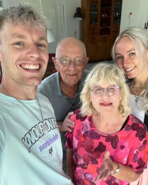 Enzo Knol Instagram - Deze foto’s & filmpjes laten zien hoe close ik ben met mijn opa & oma. En met hoeveel plezier ik van kleins af aan tot nu mijn 30e langs ben gegaan. En ook zeker zal blijven doen. Alleen dan zonder opa. En dat doet zoveel pijn. Want het is ook zo snel gegaan. Gelukkig nog de kans gekregen om je meerdere keren te zien en mooie gesprekken te voeren, en zelfs nog te kunnen lachen. Zonder opa was er geen Enzo Knol, zonder opa was ik al lang verloren. Jij bent er altijd voor mij geweest en ik heb geprobeerd om zoveel mogelijk liefde terug te geven. Wat hebben we veel moois meegemaakt de afgelopen jaren. Ik hield je altijd op de hoogte van wat ik aan het doen was. En dan kreeg ik vaak als reactie terug dat je zo trots op me was en dat jij je verheugde om mij weer te zien in het mooie Assen. Samen met Myron natuurlijk. En daar verheugde wij ons ook op. Opa, je zal enorm gemist worden, door familie, vrienden, en ook zeker alle fans die gek op jou zijn geworden door alle YouTube jaren heen. Rust zacht ❤️