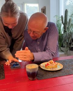 Enzo Knol Instagram - Deze foto’s & filmpjes laten zien hoe close ik ben met mijn opa & oma. En met hoeveel plezier ik van kleins af aan tot nu mijn 30e langs ben gegaan. En ook zeker zal blijven doen. Alleen dan zonder opa. En dat doet zoveel pijn. Want het is ook zo snel gegaan. Gelukkig nog de kans gekregen om je meerdere keren te zien en mooie gesprekken te voeren, en zelfs nog te kunnen lachen. Zonder opa was er geen Enzo Knol, zonder opa was ik al lang verloren. Jij bent er altijd voor mij geweest en ik heb geprobeerd om zoveel mogelijk liefde terug te geven. Wat hebben we veel moois meegemaakt de afgelopen jaren. Ik hield je altijd op de hoogte van wat ik aan het doen was. En dan kreeg ik vaak als reactie terug dat je zo trots op me was en dat jij je verheugde om mij weer te zien in het mooie Assen. Samen met Myron natuurlijk. En daar verheugde wij ons ook op. Opa, je zal enorm gemist worden, door familie, vrienden, en ook zeker alle fans die gek op jou zijn geworden door alle YouTube jaren heen. Rust zacht ❤️