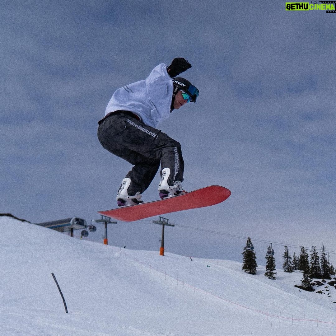 Enzo Knol Instagram - Ik kan niet wachten om weer op wintersport te gaan! Ga jij zelf wel eens op wintersport of geniet je elk jaar met ons mee van de wintersport vlogs? 🏂❄️ #ad