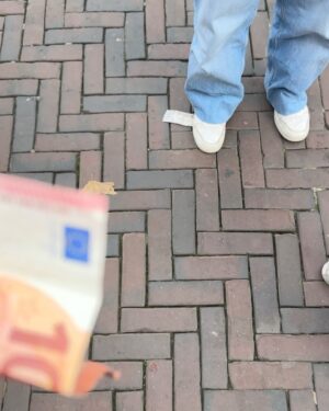 Enzo Knol Instagram - Hele grote plus punt & respect voor deze meid die naar me toe kwam als eerste om haar vape in te leveren 🤝🏼💰