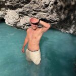 Enzo Knol Instagram - Op de foto ziet het er uit als een heerlijk bad maar dit water stonk zo erg 😂 Het is een natuurlijk warm bad in de bergen. Geen idee waarom het zo stonk trouwens. Was wel een vibe alsnog :)