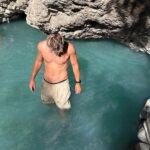 Enzo Knol Instagram - Op de foto ziet het er uit als een heerlijk bad maar dit water stonk zo erg 😂 Het is een natuurlijk warm bad in de bergen. Geen idee waarom het zo stonk trouwens. Was wel een vibe alsnog :)