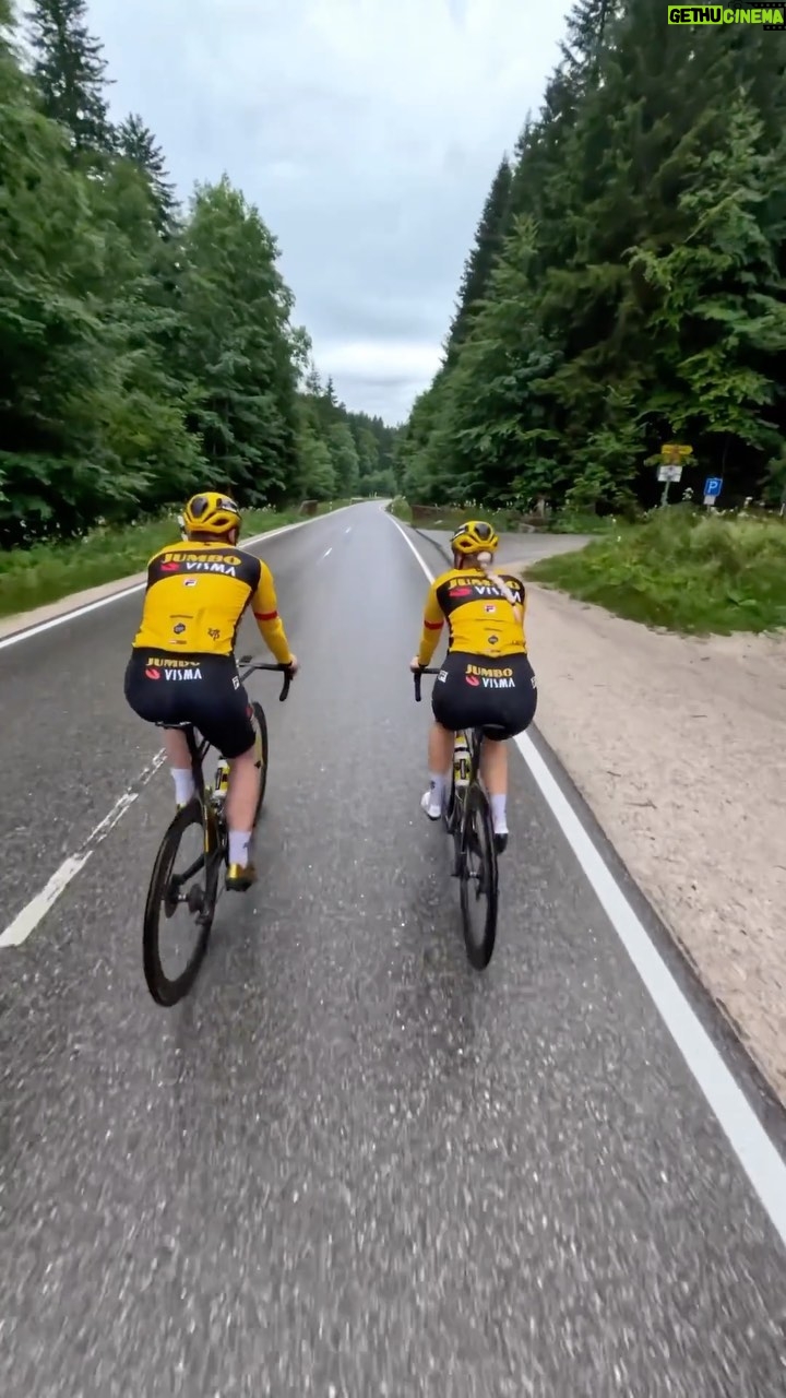 Enzo Knol Instagram - Fietstraining mee doen met topsporters! Leuk? Ja! Slim? Nee 😰 Mijn benen stonden in vuur & vlam haha! Wel voor de 1e keer op zo’n fiets gezeten. Een hele toffe ervaring! Bekijk de vlog voor meer gave beelden 📸 Vandaag om 4 uur online!