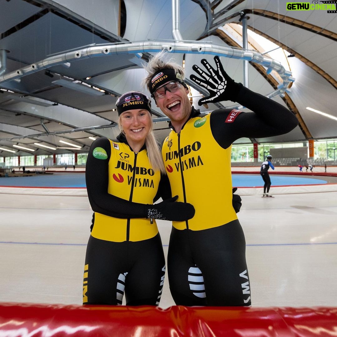 Enzo Knol Instagram - Wij leven een paar dagen het leven van een topsporter binnen schaatsteam @jumbovisma_ice 💛 Vandaag om 16:00 de eerste vlog online van onze avonturen hier in Inzell!📍