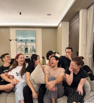 Enzy Storia Instagram - Kadang rezeki itu bukan cuma materi tapi juga sahabat yang akhirnya menjadi keluarga. Jadi next liburan kemana kita?🫣😌

*Hehe sekarang NZ udah ngga jadi nyamuk lagi biasanya sendirian :) *