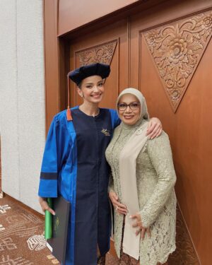 Enzy Storia Instagram - Dari awal ngerjain bab I udah cari motivasi dengan liat liat refrensi kebaya, dari dulu suka banget sama @studioboh jadi ngga pake basa-basi hubungin mba Penny melalui @giselasetyawan (yang merupakan WO aku sekaligus bantuin ngerjain tugas kuliah disaat kita lagi cek venue di Bali 👏🏼😂) bulan April udah ada bahannya dan sebelum berangkat ke DC fitting terakhir biar makin semangat selesaiin skripsinyaa disana. Thank you mba Penny ♥️

Untuk keluarga terutama mami, ini Enzy tepatin janjinya kalo Enzy ngga akan pernah lupa kewajiban bahwa menyelesaikan pendidikan itu juga sangatlah penting. Love you ma♥️