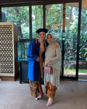 Enzy Storia Instagram - Dari awal ngerjain bab I udah cari motivasi dengan liat liat refrensi kebaya, dari dulu suka banget sama @studioboh jadi ngga pake basa-basi hubungin mba Penny melalui @giselasetyawan (yang merupakan WO aku sekaligus bantuin ngerjain tugas kuliah disaat kita lagi cek venue di Bali 👏🏼😂) bulan April udah ada bahannya dan sebelum berangkat ke DC fitting terakhir biar makin semangat selesaiin skripsinyaa disana. Thank you mba Penny ♥️

Untuk keluarga terutama mami, ini Enzy tepatin janjinya kalo Enzy ngga akan pernah lupa kewajiban bahwa menyelesaikan pendidikan itu juga sangatlah penting. Love you ma♥️