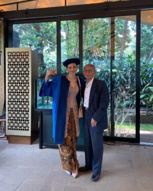 Enzy Storia Instagram - Dari awal ngerjain bab I udah cari motivasi dengan liat liat refrensi kebaya, dari dulu suka banget sama @studioboh jadi ngga pake basa-basi hubungin mba Penny melalui @giselasetyawan (yang merupakan WO aku sekaligus bantuin ngerjain tugas kuliah disaat kita lagi cek venue di Bali 👏🏼😂) bulan April udah ada bahannya dan sebelum berangkat ke DC fitting terakhir biar makin semangat selesaiin skripsinyaa disana. Thank you mba Penny ♥️

Untuk keluarga terutama mami, ini Enzy tepatin janjinya kalo Enzy ngga akan pernah lupa kewajiban bahwa menyelesaikan pendidikan itu juga sangatlah penting. Love you ma♥️