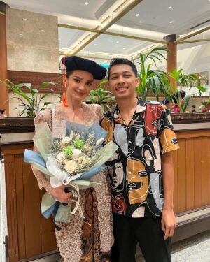 Enzy Storia Instagram - Dari awal ngerjain bab I udah cari motivasi dengan liat liat refrensi kebaya, dari dulu suka banget sama @studioboh jadi ngga pake basa-basi hubungin mba Penny melalui @giselasetyawan (yang merupakan WO aku sekaligus bantuin ngerjain tugas kuliah disaat kita lagi cek venue di Bali 👏🏼😂) bulan April udah ada bahannya dan sebelum berangkat ke DC fitting terakhir biar makin semangat selesaiin skripsinyaa disana. Thank you mba Penny ♥️

Untuk keluarga terutama mami, ini Enzy tepatin janjinya kalo Enzy ngga akan pernah lupa kewajiban bahwa menyelesaikan pendidikan itu juga sangatlah penting. Love you ma♥️