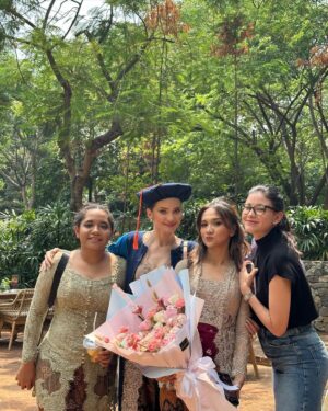 Enzy Storia Instagram - Dari awal ngerjain bab I udah cari motivasi dengan liat liat refrensi kebaya, dari dulu suka banget sama @studioboh jadi ngga pake basa-basi hubungin mba Penny melalui @giselasetyawan (yang merupakan WO aku sekaligus bantuin ngerjain tugas kuliah disaat kita lagi cek venue di Bali 👏🏼😂) bulan April udah ada bahannya dan sebelum berangkat ke DC fitting terakhir biar makin semangat selesaiin skripsinyaa disana. Thank you mba Penny ♥️

Untuk keluarga terutama mami, ini Enzy tepatin janjinya kalo Enzy ngga akan pernah lupa kewajiban bahwa menyelesaikan pendidikan itu juga sangatlah penting. Love you ma♥️