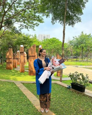 Enzy Storia Instagram - Dari awal ngerjain bab I udah cari motivasi dengan liat liat refrensi kebaya, dari dulu suka banget sama @studioboh jadi ngga pake basa-basi hubungin mba Penny melalui @giselasetyawan (yang merupakan WO aku sekaligus bantuin ngerjain tugas kuliah disaat kita lagi cek venue di Bali 👏🏼😂) bulan April udah ada bahannya dan sebelum berangkat ke DC fitting terakhir biar makin semangat selesaiin skripsinyaa disana. Thank you mba Penny ♥️

Untuk keluarga terutama mami, ini Enzy tepatin janjinya kalo Enzy ngga akan pernah lupa kewajiban bahwa menyelesaikan pendidikan itu juga sangatlah penting. Love you ma♥️