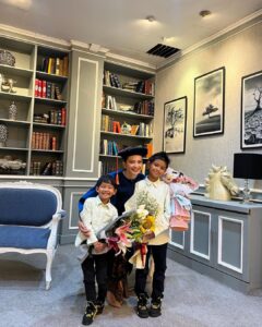 Enzy Storia Instagram - Dari awal ngerjain bab I udah cari motivasi dengan liat liat refrensi kebaya, dari dulu suka banget sama @studioboh jadi ngga pake basa-basi hubungin mba Penny melalui @giselasetyawan (yang merupakan WO aku sekaligus bantuin ngerjain tugas kuliah disaat kita lagi cek venue di Bali 👏🏼😂) bulan April udah ada bahannya dan sebelum berangkat ke DC fitting terakhir biar makin semangat selesaiin skripsinyaa disana. Thank you mba Penny ♥️ Untuk keluarga terutama mami, ini Enzy tepatin janjinya kalo Enzy ngga akan pernah lupa kewajiban bahwa menyelesaikan pendidikan itu juga sangatlah penting. Love you ma♥️
