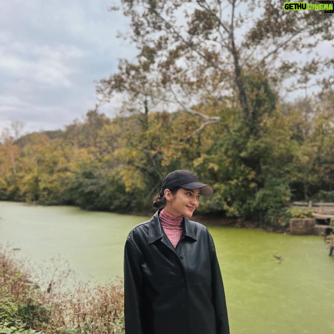 Enzy Storia Instagram - It’s getting cold 🥶🍂 Washington D.C.