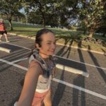 Enzy Storia Instagram - Akhirnya setelah tertunda hampir 4 tahun kejadian juga nih ikutan race Half Marathon pertama kalinya 😭👏🏼 Hampir aja ngga jadi dateng karena 2 hari sebelumnya kaki dalam keadaan tidak baik baik sajaa, udah dramaaa banget nangis nangis karena capek latihan dan pengen banget ikutan race. Untung punya suami baik banget sangat supportive dibujukin baik baik dan disemangatin buat yauda tetep dateng aja, dicoba pelan pelan kalo ngga kuat berentii. turns out cewe ambi pantang menyerah ini full senyum selama race semangatin diri sendiri selama 21,5 km untuk tetep positif thinking, berdialog baik baik sama kakinya biar ngga sakit dan selesaiin apa yang udah dimulai. Selama race usahain untuk ngga berenti, ikutin semua pesan pesan dari mas @randiadiprtm selama latihan dan nikmatin racenya. Lalu akhirnya Finish strooonggg dengan sangat happy 🥹🤍 Terima kasih untuk diri ini yang selalu punya cara untuk mewujudkan mimpinya satu persatu. #dchalfmarathon Washington D.C.