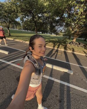 Enzy Storia Instagram - Akhirnya setelah tertunda hampir 4 tahun kejadian juga nih ikutan race Half Marathon pertama kalinya 😭👏🏼 

Hampir aja ngga jadi dateng karena 2 hari sebelumnya kaki dalam keadaan tidak baik baik sajaa, udah dramaaa banget nangis nangis karena capek latihan dan pengen banget ikutan race. Untung punya suami baik banget sangat supportive dibujukin baik baik dan disemangatin buat yauda tetep dateng aja, dicoba pelan pelan kalo ngga kuat berentii. 

turns out cewe ambi pantang menyerah ini full senyum selama race semangatin diri sendiri selama 21,5 km untuk tetep positif thinking, berdialog baik baik sama kakinya biar ngga sakit dan selesaiin apa yang udah dimulai. 

Selama race usahain untuk ngga berenti, ikutin semua pesan pesan dari mas @randiadiprtm selama latihan dan nikmatin racenya. 

Lalu akhirnya Finish strooonggg dengan sangat happy 🥹🤍 

Terima kasih untuk diri ini yang selalu punya cara untuk mewujudkan mimpinya satu persatu. 

#dchalfmarathon