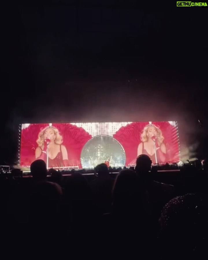 Enzy Storia Instagram - HBD QWEEEEEN 👑 @beyonce! Sebuah cita cita nonton mamah yonce dari dulu dan tahun ini terjadiiiiiiiiiiiii ❤️🔥🥹 Las Vegas, Nevada