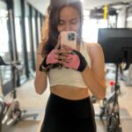 Enzy Storia Instagram - Highlights >>>> - lagi suka pake debaser akhir akhir ini pas aja sama suasana memasuki Fall season 😂 - setelah 6 minggu latihan lari ku kembali lagi ngegym dan kuatin lagi otot otot kakinya biar tidak gampang cedera 💪🏻 - jalan jalan sama @nadhira_a seharian dari beli bunga sampe early dinner lalu pulang ide mau naik bus yang tak kunjung datang pada akhirnya uber ajalah udah 😂 - disamperin turis hoki @aruanmarsha secara dadakan dan 2 jam isinya ngobrol sama ngakak doang trims menurutku ya😚 - main board games baru namanya ‘Clue’ seru deh kaya misteri gitu tapi kayanya akan lebih seru kalo pesertanya lebih dari 2 orang 🥲😂 - akhirnya nonton film ini ‘The Whale’ jujur ini film bikin gue nangis sesugukan bener bener ngga sangguppppp buagus bgt 😭🐳 - slide terakhir hari minggu kmrn jalan jalan naik Metro aja menghabiskan waktu dan mempersiapkan keperluan untuk ke Paris ☺️ Sekian dan terima kasih lols <3 Washington D.C.