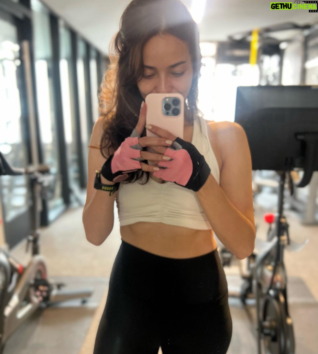 Enzy Storia Instagram - Highlights >>>> - lagi suka pake debaser akhir akhir ini pas aja sama suasana memasuki Fall season π - setelah 6 minggu latihan lari ku kembali lagi ngegym dan kuatin lagi otot otot kakinya biar tidak gampang cedera πͺπ» - jalan jalan sama @nadhira_a seharian dari beli bunga sampe early dinner lalu pulang ide mau naik bus yang tak kunjung datang pada akhirnya uber ajalah udah π - disamperin turis hoki @aruanmarsha secara dadakan dan 2 jam isinya ngobrol sama ngakak doang trims menurutku yaπ - main board games baru namanya βClueβ seru deh kaya misteri gitu tapi kayanya akan lebih seru kalo pesertanya lebih dari 2 orang π₯²π - akhirnya nonton film ini βThe Whaleβ jujur ini film bikin gue nangis sesugukan bener bener ngga sangguppppp buagus bgt ππ³ - slide terakhir hari minggu kmrn jalan jalan naik Metro aja menghabiskan waktu dan mempersiapkan keperluan untuk ke Paris βΊοΈ Sekian dan terima kasih lols <3 Washington D.C.