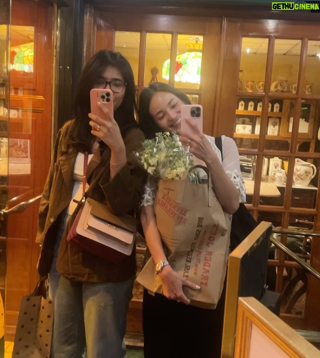 Enzy Storia Instagram - Highlights >>>> - lagi suka pake debaser akhir akhir ini pas aja sama suasana memasuki Fall season π - setelah 6 minggu latihan lari ku kembali lagi ngegym dan kuatin lagi otot otot kakinya biar tidak gampang cedera πͺπ» - jalan jalan sama @nadhira_a seharian dari beli bunga sampe early dinner lalu pulang ide mau naik bus yang tak kunjung datang pada akhirnya uber ajalah udah π - disamperin turis hoki @aruanmarsha secara dadakan dan 2 jam isinya ngobrol sama ngakak doang trims menurutku yaπ - main board games baru namanya βClueβ seru deh kaya misteri gitu tapi kayanya akan lebih seru kalo pesertanya lebih dari 2 orang π₯²π - akhirnya nonton film ini βThe Whaleβ jujur ini film bikin gue nangis sesugukan bener bener ngga sangguppppp buagus bgt ππ³ - slide terakhir hari minggu kmrn jalan jalan naik Metro aja menghabiskan waktu dan mempersiapkan keperluan untuk ke Paris βΊοΈ Sekian dan terima kasih lols <3 Washington D.C.