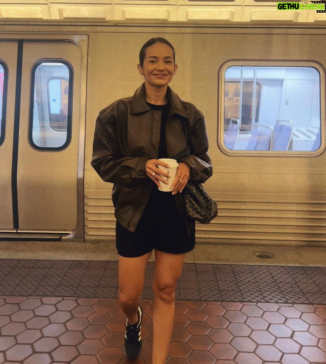 Enzy Storia Instagram - Highlights >>>> - lagi suka pake debaser akhir akhir ini pas aja sama suasana memasuki Fall season π - setelah 6 minggu latihan lari ku kembali lagi ngegym dan kuatin lagi otot otot kakinya biar tidak gampang cedera πͺπ» - jalan jalan sama @nadhira_a seharian dari beli bunga sampe early dinner lalu pulang ide mau naik bus yang tak kunjung datang pada akhirnya uber ajalah udah π - disamperin turis hoki @aruanmarsha secara dadakan dan 2 jam isinya ngobrol sama ngakak doang trims menurutku yaπ - main board games baru namanya βClueβ seru deh kaya misteri gitu tapi kayanya akan lebih seru kalo pesertanya lebih dari 2 orang π₯²π - akhirnya nonton film ini βThe Whaleβ jujur ini film bikin gue nangis sesugukan bener bener ngga sangguppppp buagus bgt ππ³ - slide terakhir hari minggu kmrn jalan jalan naik Metro aja menghabiskan waktu dan mempersiapkan keperluan untuk ke Paris βΊοΈ Sekian dan terima kasih lols <3 Washington D.C.