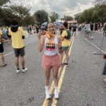 Enzy Storia Instagram - Akhirnya setelah tertunda hampir 4 tahun kejadian juga nih ikutan race Half Marathon pertama kalinya 😭👏🏼 Hampir aja ngga jadi dateng karena 2 hari sebelumnya kaki dalam keadaan tidak baik baik sajaa, udah dramaaa banget nangis nangis karena capek latihan dan pengen banget ikutan race. Untung punya suami baik banget sangat supportive dibujukin baik baik dan disemangatin buat yauda tetep dateng aja, dicoba pelan pelan kalo ngga kuat berentii. turns out cewe ambi pantang menyerah ini full senyum selama race semangatin diri sendiri selama 21,5 km untuk tetep positif thinking, berdialog baik baik sama kakinya biar ngga sakit dan selesaiin apa yang udah dimulai. Selama race usahain untuk ngga berenti, ikutin semua pesan pesan dari mas @randiadiprtm selama latihan dan nikmatin racenya. Lalu akhirnya Finish strooonggg dengan sangat happy 🥹🤍 Terima kasih untuk diri ini yang selalu punya cara untuk mewujudkan mimpinya satu persatu. #dchalfmarathon Washington D.C.