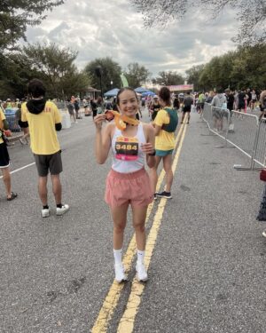 Enzy Storia Instagram - Akhirnya setelah tertunda hampir 4 tahun kejadian juga nih ikutan race Half Marathon pertama kalinya 😭👏🏼 

Hampir aja ngga jadi dateng karena 2 hari sebelumnya kaki dalam keadaan tidak baik baik sajaa, udah dramaaa banget nangis nangis karena capek latihan dan pengen banget ikutan race. Untung punya suami baik banget sangat supportive dibujukin baik baik dan disemangatin buat yauda tetep dateng aja, dicoba pelan pelan kalo ngga kuat berentii. 

turns out cewe ambi pantang menyerah ini full senyum selama race semangatin diri sendiri selama 21,5 km untuk tetep positif thinking, berdialog baik baik sama kakinya biar ngga sakit dan selesaiin apa yang udah dimulai. 

Selama race usahain untuk ngga berenti, ikutin semua pesan pesan dari mas @randiadiprtm selama latihan dan nikmatin racenya. 

Lalu akhirnya Finish strooonggg dengan sangat happy 🥹🤍 

Terima kasih untuk diri ini yang selalu punya cara untuk mewujudkan mimpinya satu persatu. 

#dchalfmarathon