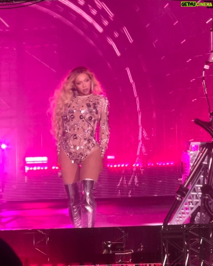 Enzy Storia Instagram - HBD QWEEEEEN 👑 @beyonce! Sebuah cita cita nonton mamah yonce dari dulu dan tahun ini terjadiiiiiiiiiiiii ❤️🔥🥹 Las Vegas, Nevada