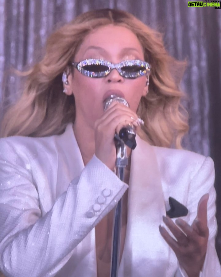 Enzy Storia Instagram - HBD QWEEEEEN 👑 @beyonce! Sebuah cita cita nonton mamah yonce dari dulu dan tahun ini terjadiiiiiiiiiiiii ❤️🔥🥹 Las Vegas, Nevada