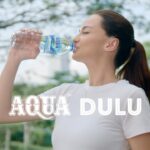 Enzy Storia Instagram - Gak semua air mineral itu AQUA! Cuma AQUA yang 100% Murni dan terasa dingin tanpa perlu didinginin. Kalau mintanya AQUA tapi di kasihnya yang lain, jangan mau ya! 🤪 #AQUADULU