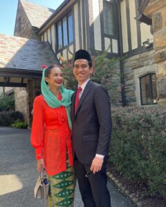 Enzy Storia Instagram - Senang bisa merayakan Hari Kemerdekaan Republik Indonesia di Washington DC, menggunakan salah satu baju adat Betawi ☺️🇮🇩