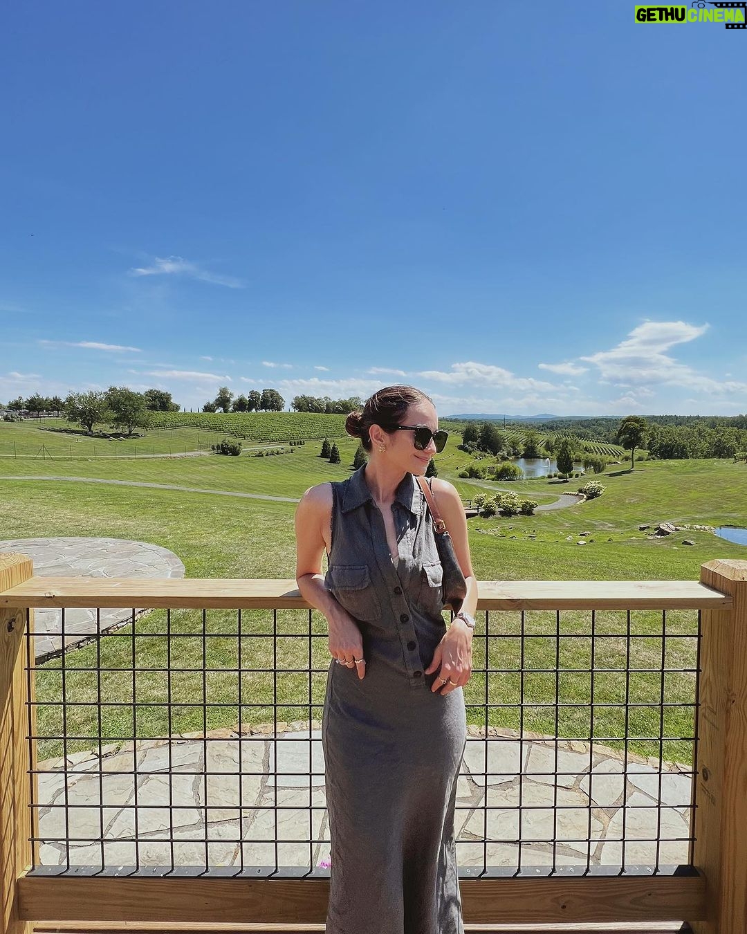 Enzy Storia Instagram - Toasting to another trip around the sun at this stunning winery! 🥂 Grateful for the beautiful views and the amazing company 🩷 Leesburg, Virginia