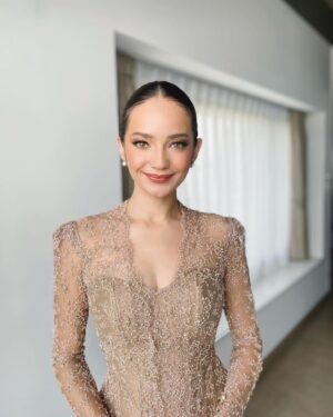 Enzy Storia Instagram - Dari awal ngerjain bab I udah cari motivasi dengan liat liat refrensi kebaya, dari dulu suka banget sama @studioboh jadi ngga pake basa-basi hubungin mba Penny melalui @giselasetyawan (yang merupakan WO aku sekaligus bantuin ngerjain tugas kuliah disaat kita lagi cek venue di Bali 👏🏼😂) bulan April udah ada bahannya dan sebelum berangkat ke DC fitting terakhir biar makin semangat selesaiin skripsinyaa disana. Thank you mba Penny ♥️

Untuk keluarga terutama mami, ini Enzy tepatin janjinya kalo Enzy ngga akan pernah lupa kewajiban bahwa menyelesaikan pendidikan itu juga sangatlah penting. Love you ma♥️