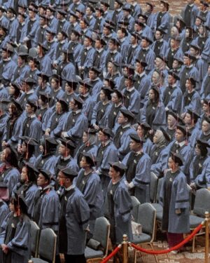 Enzy Storia Instagram - 13 tahun yang lalu disaat lulus SMA sedih banget rasanya harus menunda untuk kuliah karena sakit dan harus mulai bekerja, melihat teman-teman yang mulai ospek lalu 4 tahun kemudian dateng ke wisuda mereka dalam hati ada nyeseknya tapi selalu berpikir nanti kalo udah siap aku pasti bisa juga sarjana karena  pada saat itu prioritasnya bukan kuliah melainkan bekerja. 

2019 memberikan hadiah untuk diri sendiri daftar kuliah dan memilih untuk online saja yang penting tetep dapet ilmunya dengan waktu yang lebih flexible jadi ngga ada alesan untuk ngga selesai. Tidak mudah awalnya cuma dijalanin sajaa, dikerjain tugas tugasnya dan menempatkan hal ini menjadi salah satu prioritas. 

Setahun terakhir semester 7-8 paling susah dijalaninnya dengan padatnya waktu kerja, mempersiapkan pernikahan dan bimbingan skripsi disaat perbedaan waktu 12 jam dengan Jakarta. Tapiiii akhirnyaaa datang juga hari dimana bisa wisuda dan dinyatakan lulus sebagai Sarjana Management. 

Terima kasih untuk semua yang membantu enzet selama 4 tahun ini menyelesaikan semuanya. 

Sekali lagi dibuktikan bahwa tidak ada hal yang tidak mungkin jika bersungguh-sungguh menjalankannya 👩🏼‍🎓♥️