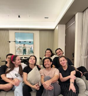 Enzy Storia Instagram - Kadang rezeki itu bukan cuma materi tapi juga sahabat yang akhirnya menjadi keluarga. Jadi next liburan kemana kita?🫣😌

*Hehe sekarang NZ udah ngga jadi nyamuk lagi biasanya sendirian :) *
