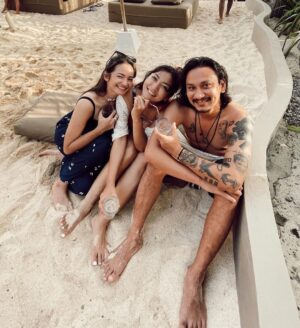 Enzy Storia Instagram - Kadang rezeki itu bukan cuma materi tapi juga sahabat yang akhirnya menjadi keluarga. Jadi next liburan kemana kita?🫣😌

*Hehe sekarang NZ udah ngga jadi nyamuk lagi biasanya sendirian :) *