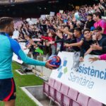 Eric García Instagram - Un dia molt especial per tots, l’entrenament a portes obertes i la visita als hospitals per compartir una estona amb els nens i professionals sanitaris que tant ens ensenyen, lliçons de vida! 💙❤️ Hospital Sant Joan de Déu Barcelona
