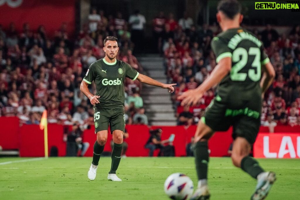 Eric García Instagram - Molt content pel debut, la victòria i les sensacions de l’equip a Granada. Som-hi Girona! ❤️🤍 Estadio Nuevo Los Cármenes