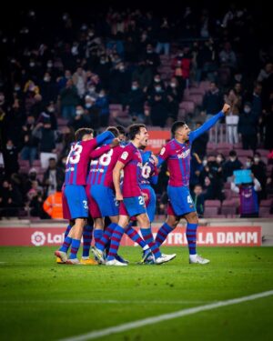 Eric García Instagram - Victòria a casa de les que fan equip amb l’ajuda de vosaltres, afició!!🔝 Força Barça!💙❤️. Victoria en casa de las que hacen equipo con vuestra ayuda, afición!!🔝🔝. Força Barça💙❤️