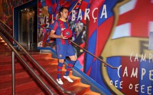 Eric García Instagram - Una sensació única baixar les escales del Camp Nou com a jugador del primer equip, molts anys somiant aquest moment! Ho donaré tot per moltes nits de glòria culers! Visca el Barça! 🔵🔴. Una sensación única bajar las escaleras del Camp Nou como jugador del primer equipo, muchos años soñando este momento! Visca el Barça!🔵🔴