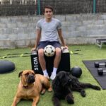 Eric García Instagram - Entrenamientos diferentes 🐶🐕 ¿Qué os parecen mis nuevos fichajes? #HomeTeam @adidas @adidas_es