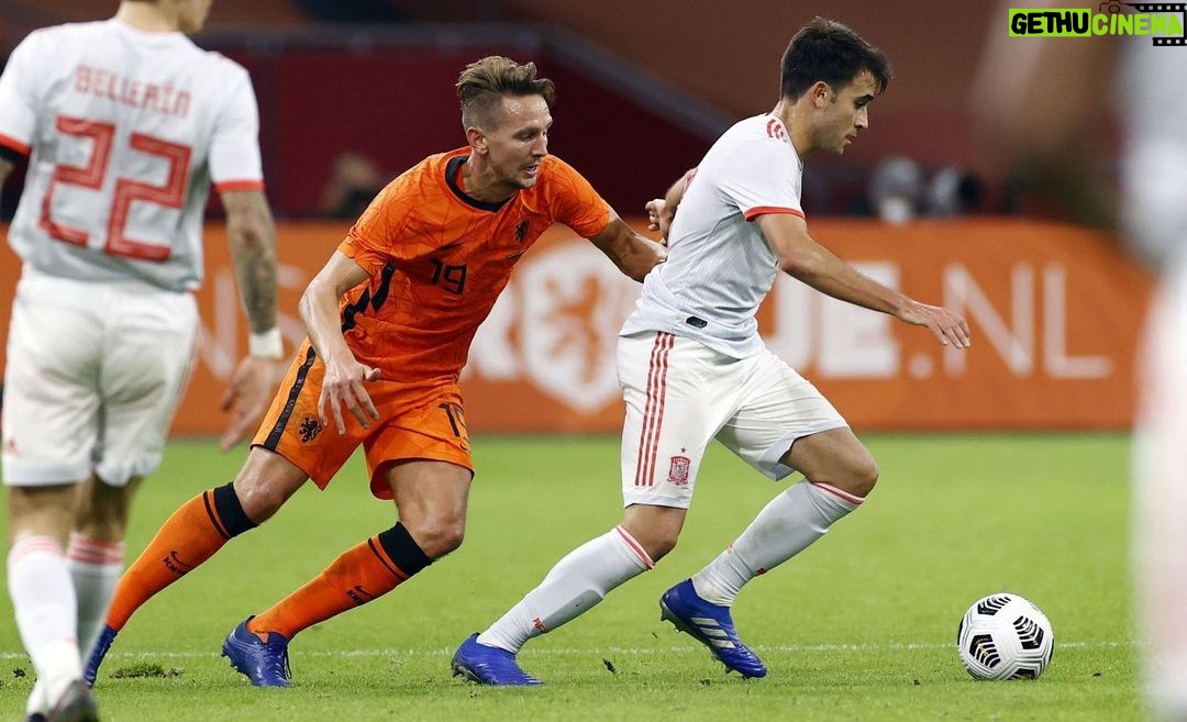 Eric García Instagram - Buen partido ayer para coger sensaciones de cara al partido del sábado contra Suiza💪🇪🇸🔝 Johan Cruijff ArenA