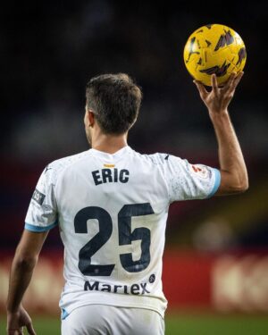 Eric García Instagram - Victòria de mèrit en un partit molt especial. Seguim gaudint d’aquest moment gironins! ❤️🤍