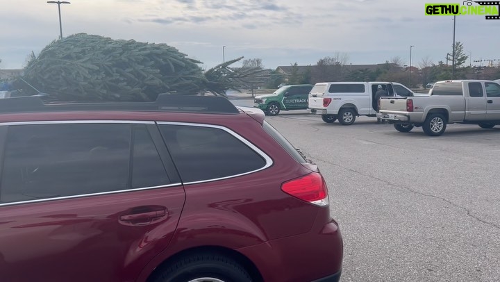 Eric Stonestreet Instagram - It’s officially the Christmas season.