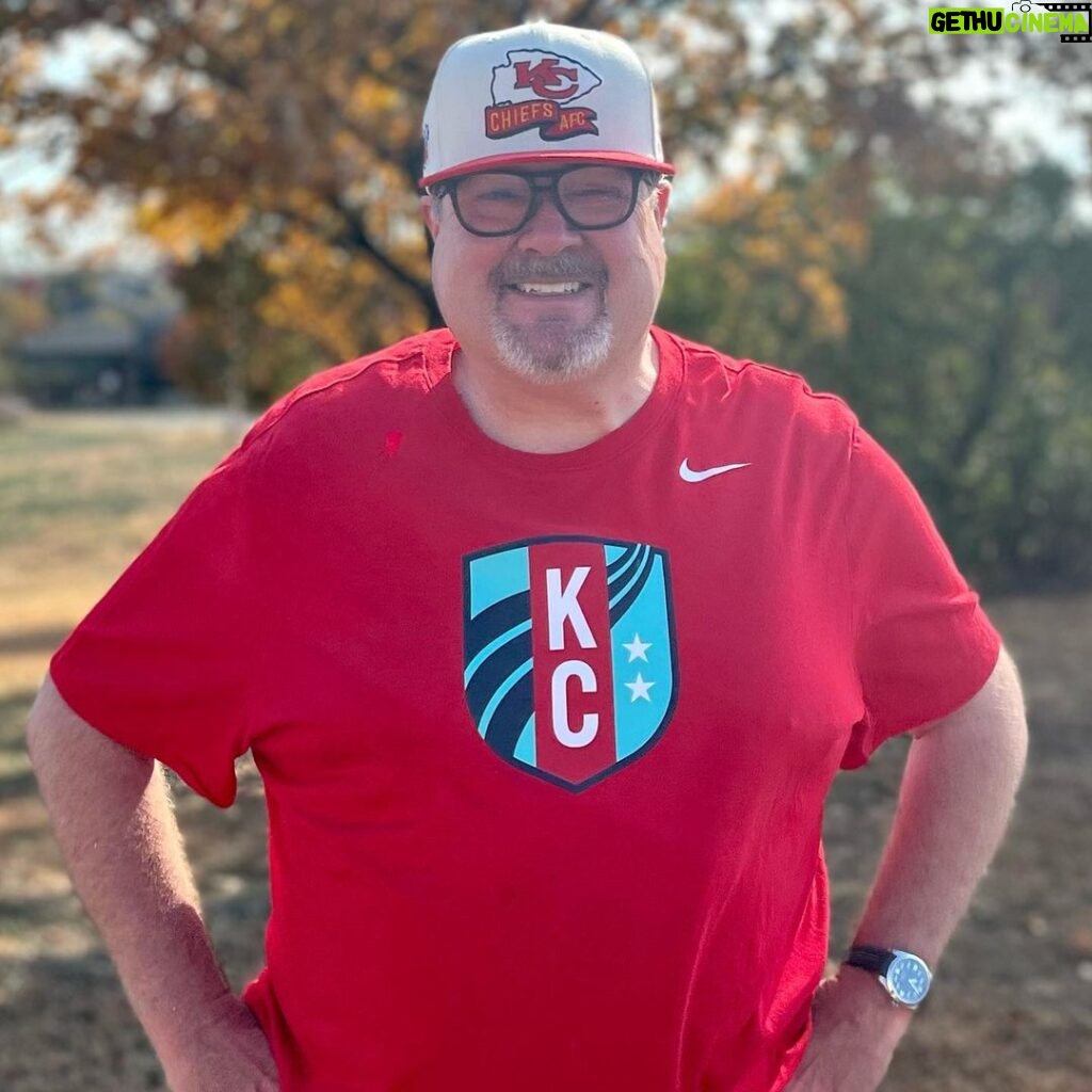 Eric Stonestreet Instagram - Great day for sports in Kansas City! The @chiefs AND the @kccurrent. @kccurrent are one win away from advancing to the NWSL title game! Game on tonight at 630 central. Let’s Go! #kccurrent